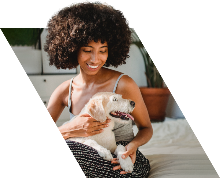 Mulher sorrindo com o cachorro no colo